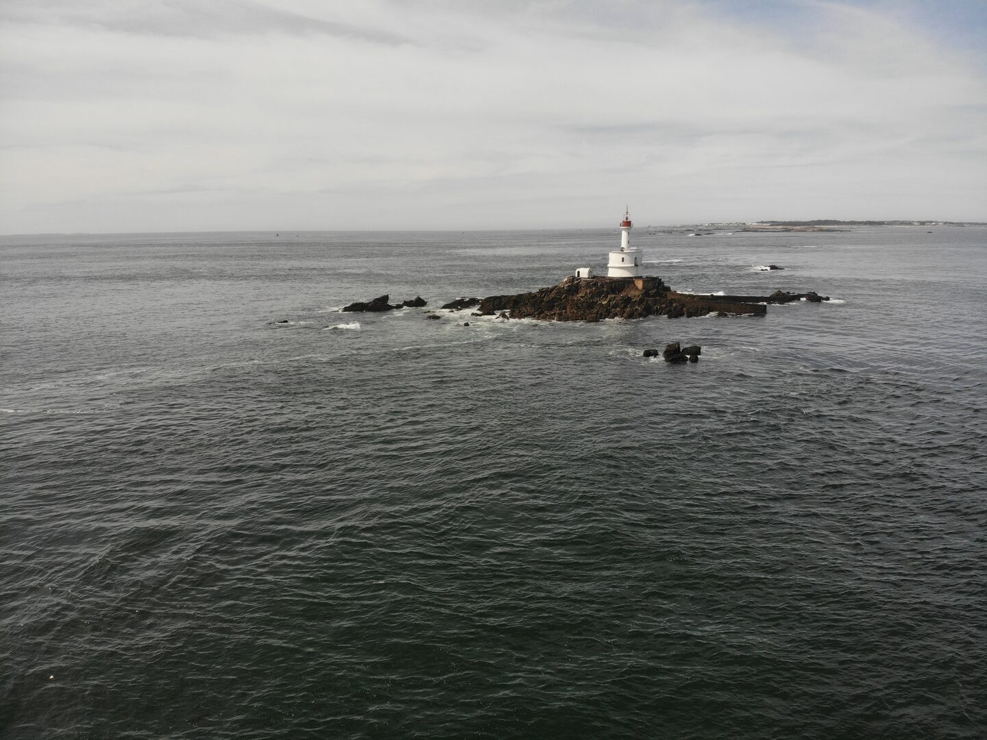 Phare sur rocher — vue drone littoral