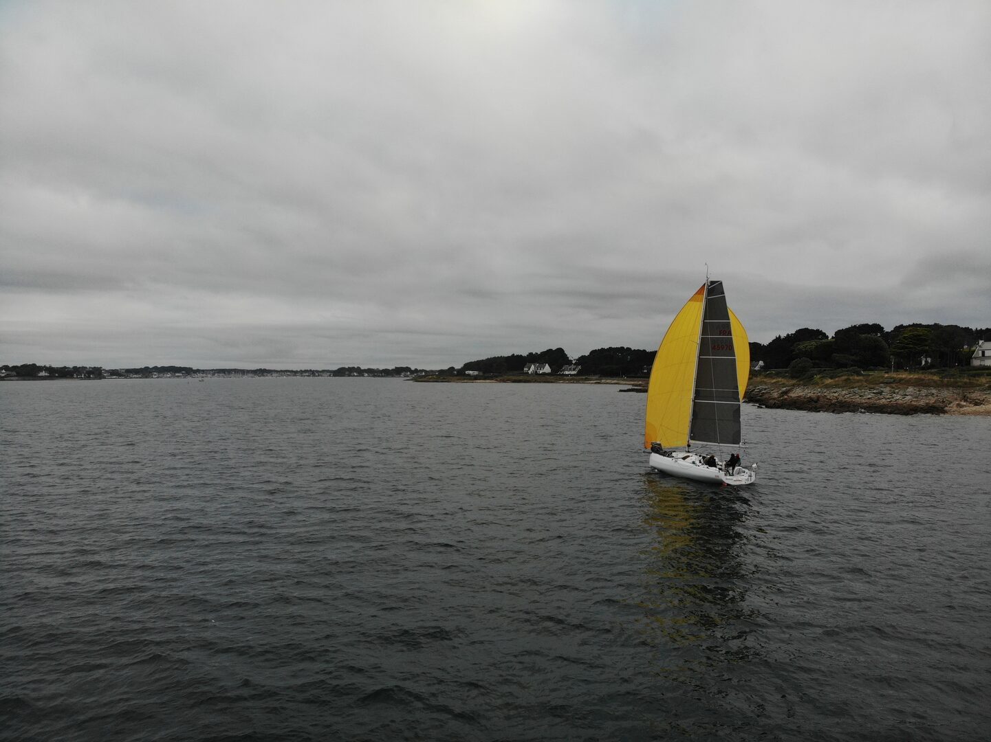 Voilier sous spi jaune — Golfe du Morbihan