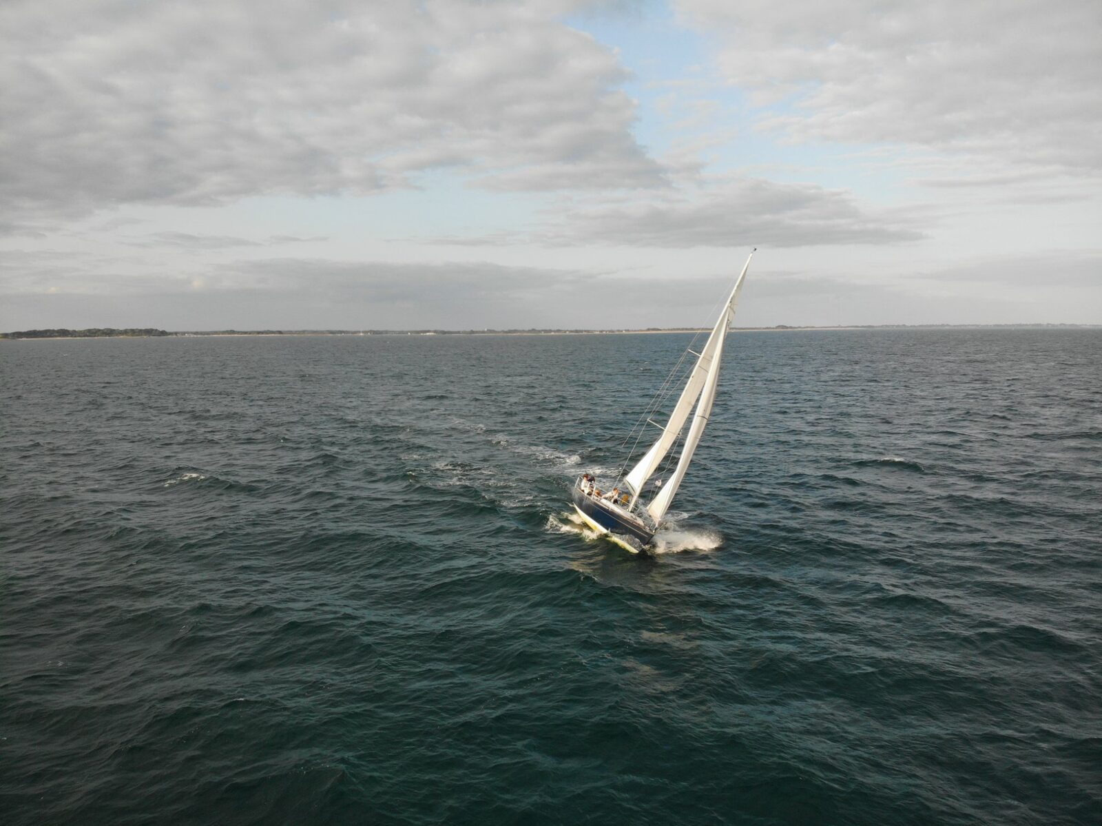 Voilier en navigation — vue drone